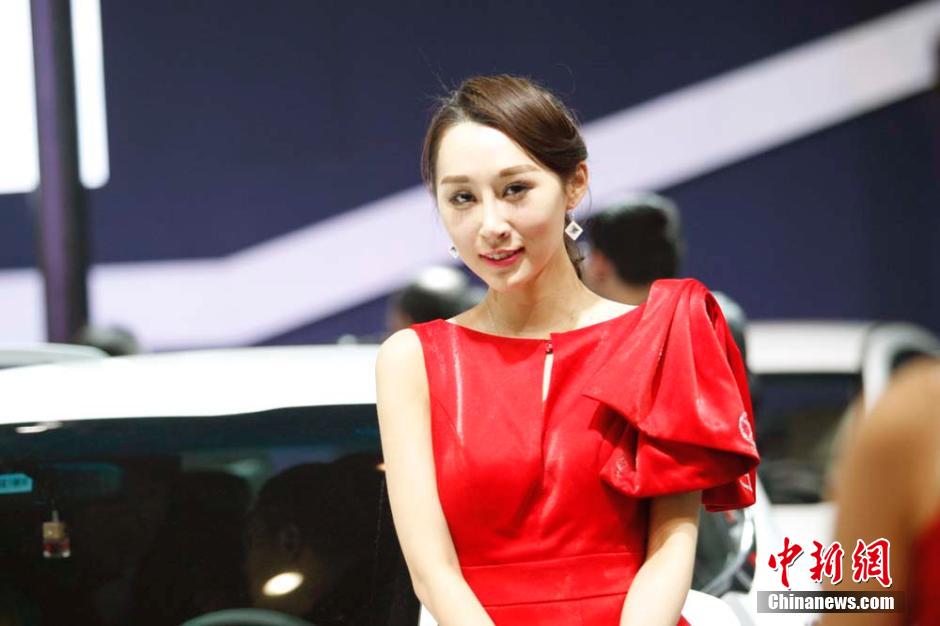 Modelos bellas en la Salón Internacional del Automóvil en Xinjiang