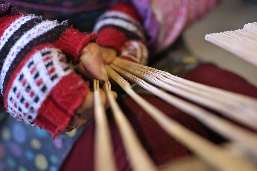 Una mujer fabrica una sombrilla de papel de Yuhang en la aldea de Tangbu, distrito de Yuhang en Hangzhou, provincia de Zhejiang. 