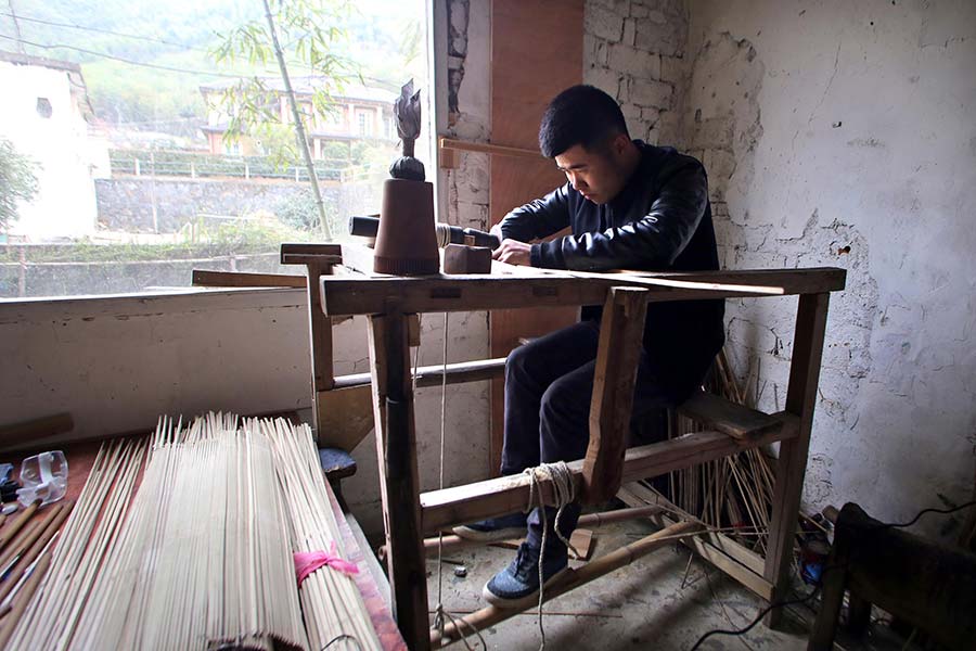 Liu Weixue fabrica una sombrilla de papel de Yuhang en la aldea de Tangbu, distrito de Yuhang en Hangzhou, provincia de Zhejiang. 