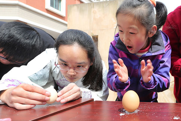 Estudiantes dan la bienvenida a la primavera colocando huevos de pie