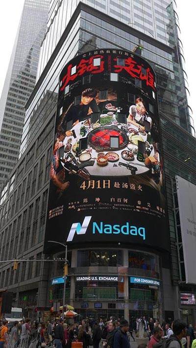 Cartel de la película “Chongqing Hot Pot” en Times Square. [Foto a China Daily]