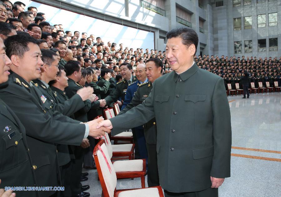 El presidente de China, Xi Jinping lleva a cabo una gira de inspección de la Universidad de Defensa Nacional (UDN) del Ejército Popular de Liberación (EPL) de China en Beijing, capital de China, 23 de marzo de 2016. (Xinhua / Li Gang)