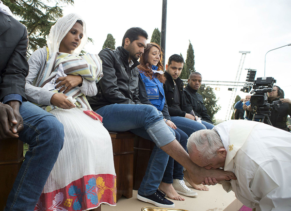 El Papa lava los pies a 11 refugiados