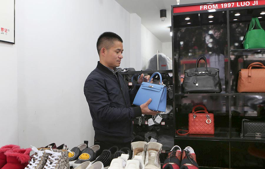 Ruo Fuhan, dueño de la tienda Ruo Ji, revisa un bolso de piel en Chengdu, provincia de Sichuan, el 23 de marzo de 2016. 
