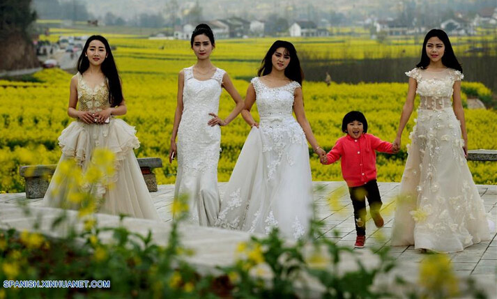 Shaanxi: Muestran la belleza de vestidos tradicionales de China en "el mar de flores" 3