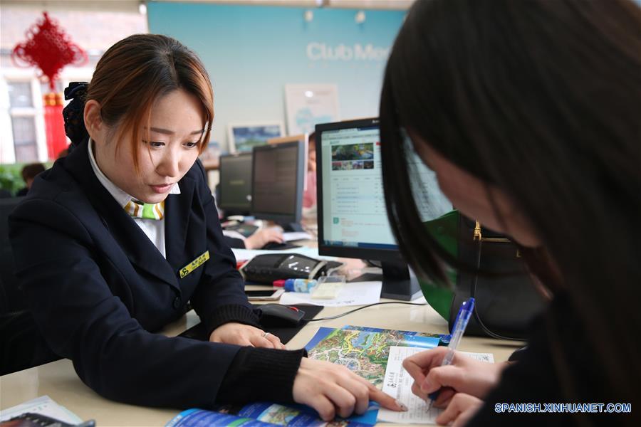 Shanghai Disney Resort abrirá oficialmente y recibir a sus primeros invitados el 16 de junio. Las entradas fueron en venta el 28 de marzo .(Xinhua/Fang Zhe)