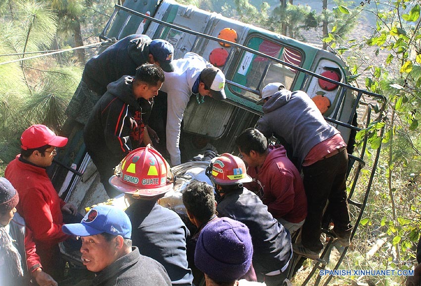 Autobús cae a barranco en Guatemala y deja al menos 19 muertos