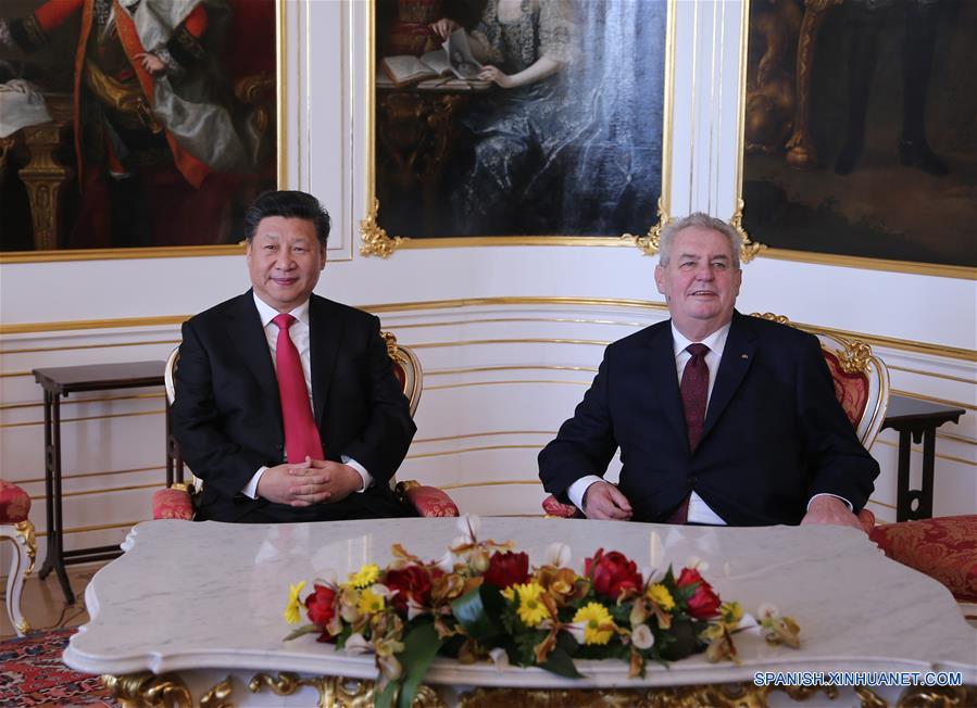 El presidente de China, Xi Jinping conversa con el presidente checo, Milos Zeman en Praga, República Checa, 29 de marzo de 2016. (Xinhua / Liu Weibing)
