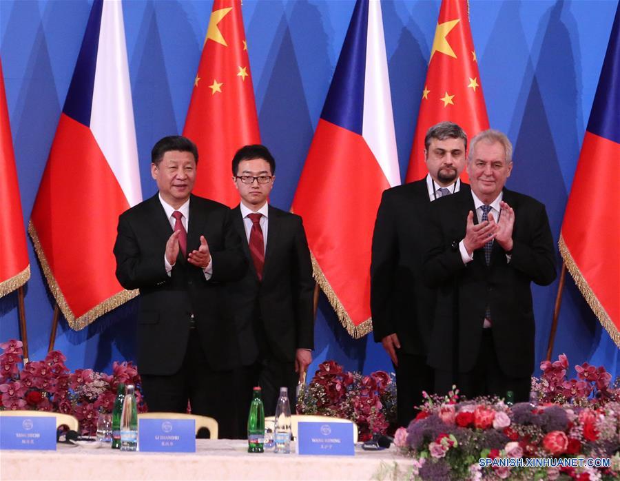 El presidente de China, Xi Jinping, y su homólogo checo Milos Zeman asisten a la mesa redonda económica de China y la República Checa en Praga, República Checa, 30 de marzo de 2016. (Xinhua / Ju Peng)