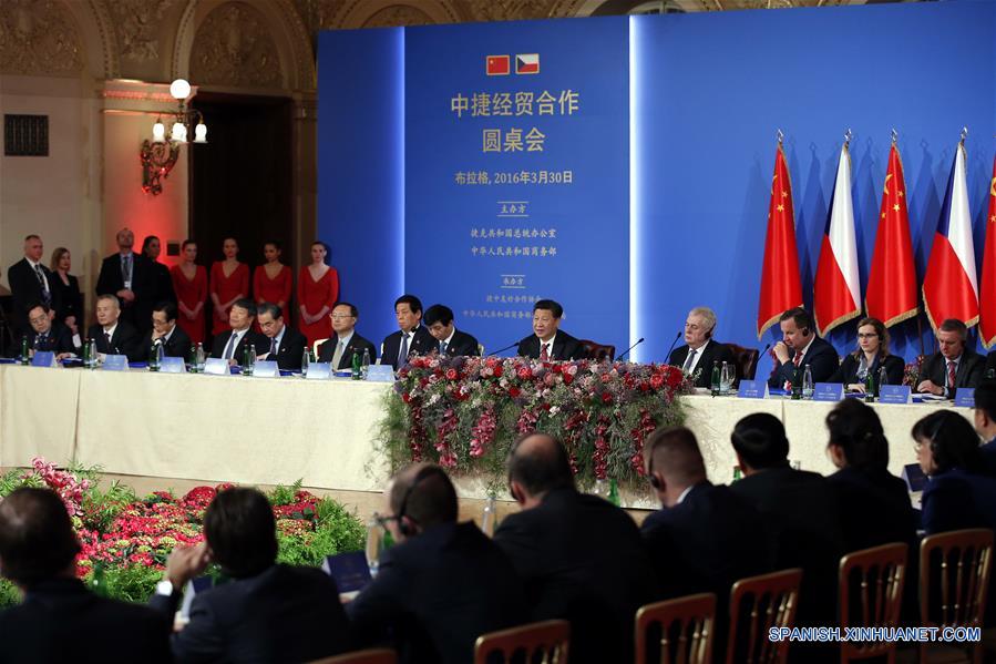 El presidente de China, Xi Jinping, y su homólogo checo Milos Zeman asisten a la mesa redonda económica de China y la República Checa en Praga, República Checa, 30 de marzo de 2016. (Xinhua / Ju Peng)