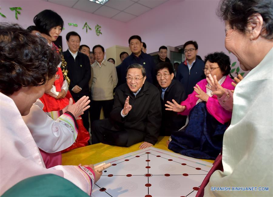 Yu Zhengsheng, presidente del Comité Nacional de la Conferencia Consultiva Política del Pueblo Chino (CCPPCh), habla con los aldeanos locales de la etnia coreana en Helong, provincia de Jilin, noreste de China, 29 de marzo de 2016. Yu, hizo una visita de inspección en Jilin, del 28 al 30 de marzo . (Xinhua / Li Tao)