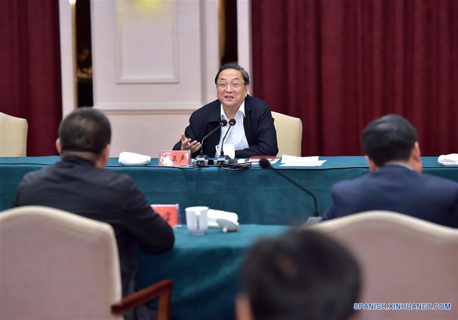 Yu Zhengsheng, presidente del Comité Nacional de la Conferencia Consultiva Política del Pueblo Chino (CCPPCh), habla con los aldeanos locales de la etnia coreana en Helong, provincia de Jilin, noreste de China, 29 de marzo de 2016. Yu, hizo una visita de inspección en Jilin, del 28 al 30 de marzo . (Xinhua / Li Tao)