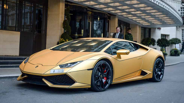 Un multimillonario saudí llega a Londres con una flota de coches de oro