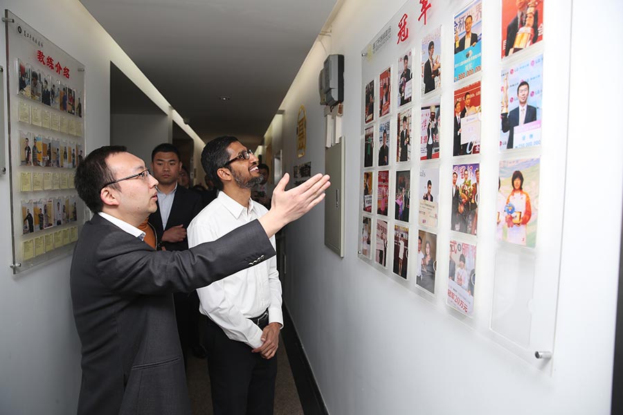 El presidente ejecutivo de Google, Sundar Pichai, visita la Escuela Go Nie Weiping en Beijing, el 31 de marzo de 2016. [Foto de China Daily]