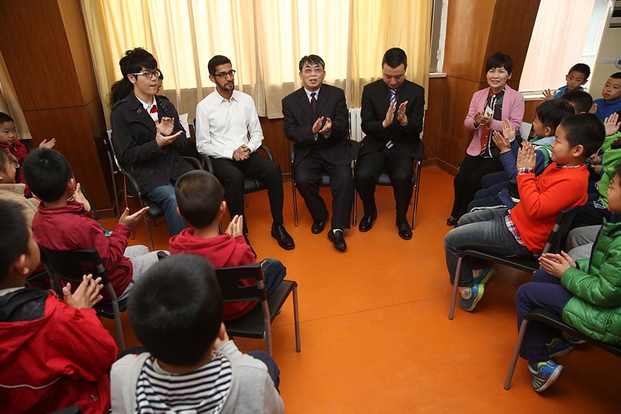 El presidente ejecutivo de Google, Sundar Pichai, interactua con los niños de la Escuela Go Nie Weiping en Beijing, el 31 de marzo de 2016. [Foto de China Daily]