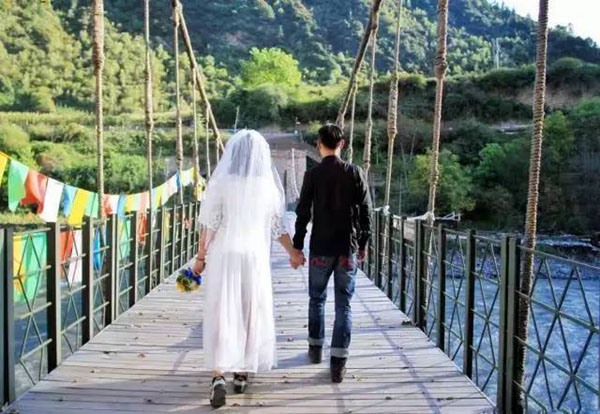 Jóvenes recién casados recorren China vistiendo sus 56 trajes étnicos