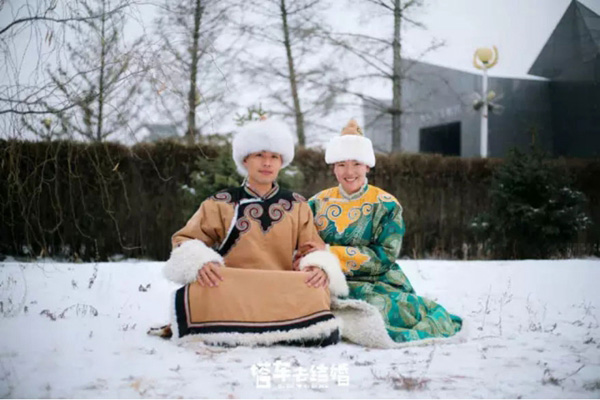 Jóvenes recién casados recorren China vistiendo sus 56 trajes étnicos