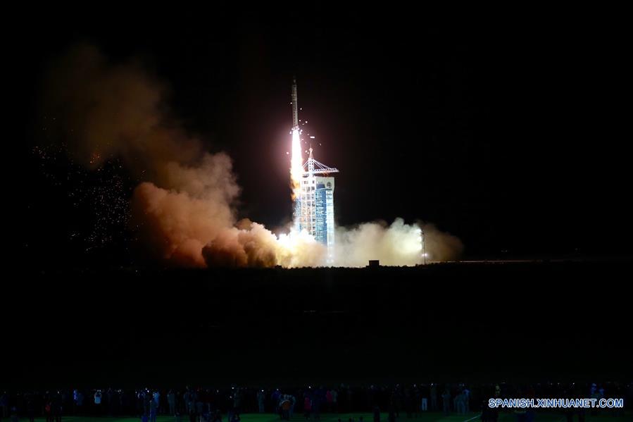 Un cohete Gran Marcha 2-D trasladando al satélite SJ-10, despega en el Centro de Lanzamiento de Satélites de Jiuquan, en la provincia de Gansu, en el noroeste de China, el 6 de abril de 2016. En las primeras horas del miércoles, China envió al espacio un satélite de investigación científica recuperable en un nuevo intento por ayudar a los científicos en la Tierra a estudiar la microgravedad y sus efectos biológicos. (Xinhua/Jin Liwang)