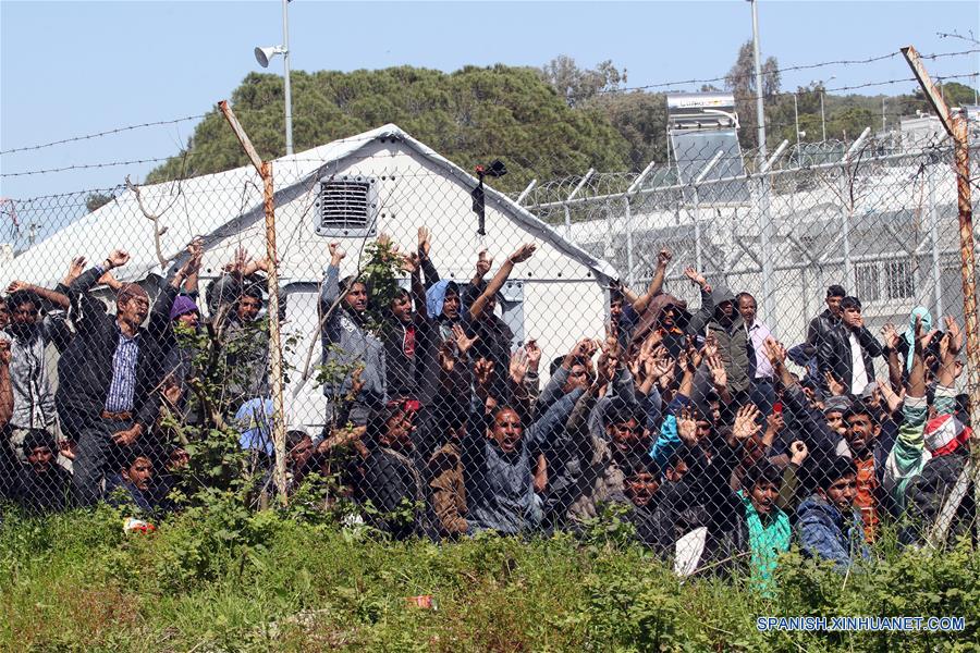 Migrantes en isla griega de Lesbos protestan por deportaciones a Turquía