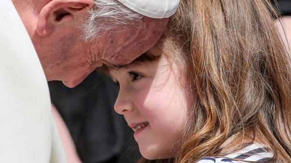 El papa Francisco cumple el deseo de una niña que perderá la vista y el oído