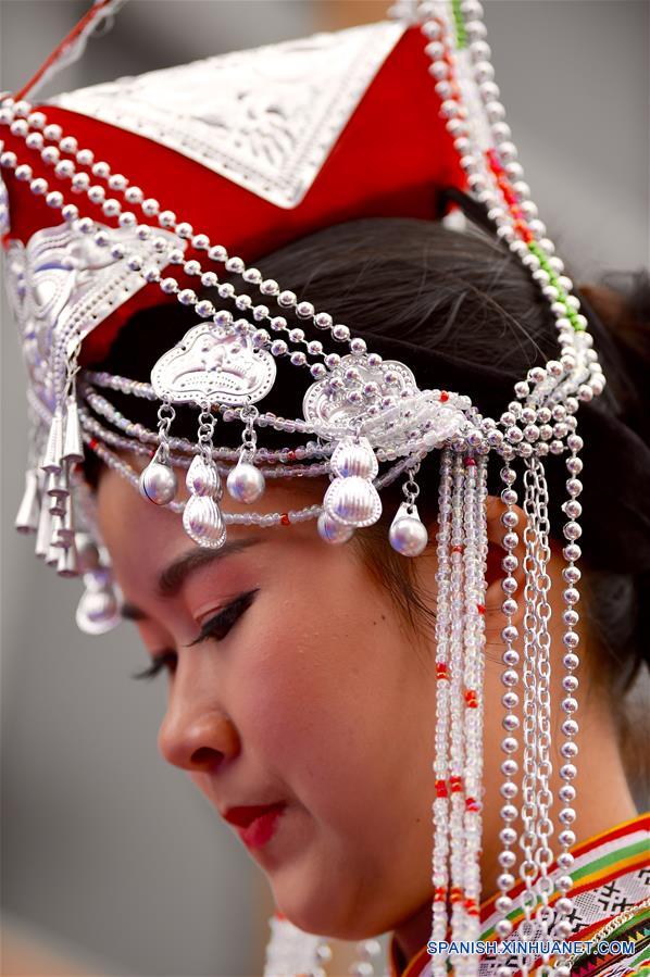 Una modelo usa un sombrero del grupo étnico She, durante un festival cultural local en Fu'an, en la provincia de Fujian, en el sureste de China, el 9 de abril de 2016. (Xinhua/Jiang Kehong)