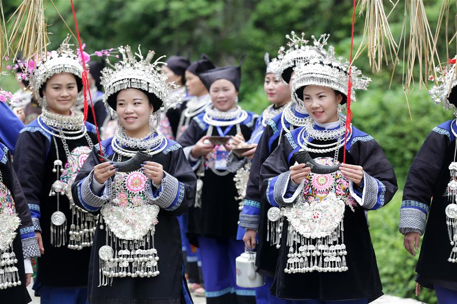 La gente de las provincias de Hunan, Guizhou y Guangxi celebran el festival de "el 3 de marzo", que este año cae el 9 de abril, el 3 de marzo según calendario lunar chino, con actividades y comidas tradicionales. (Xinhua/Li Ke)