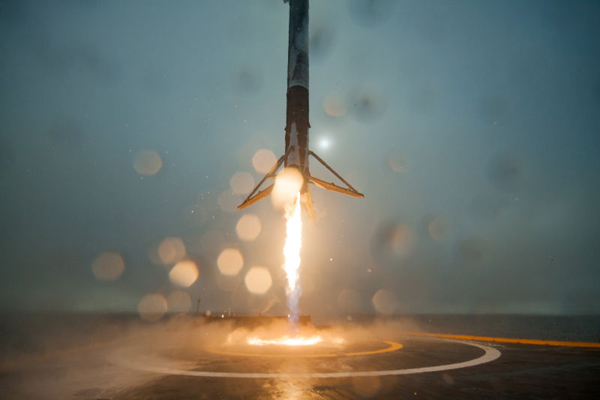 SpaceX logra aterrizar por primera vez el cohete Falcon 9 en el mar