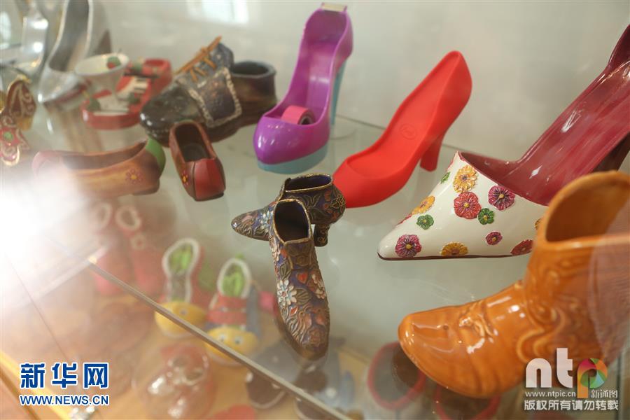 Una profesora de Shanghai colecciona más de 1300 piezas de calzado de artesanía