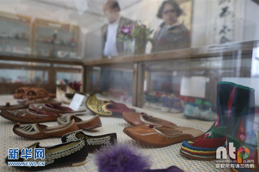 Una profesora de Shanghai colecciona más de 1300 piezas de calzado de artesanía