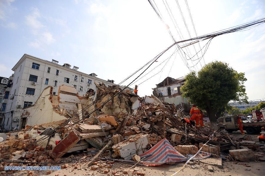 Dos rescatados en derrumbe de edificio de tres piso en Shanghai