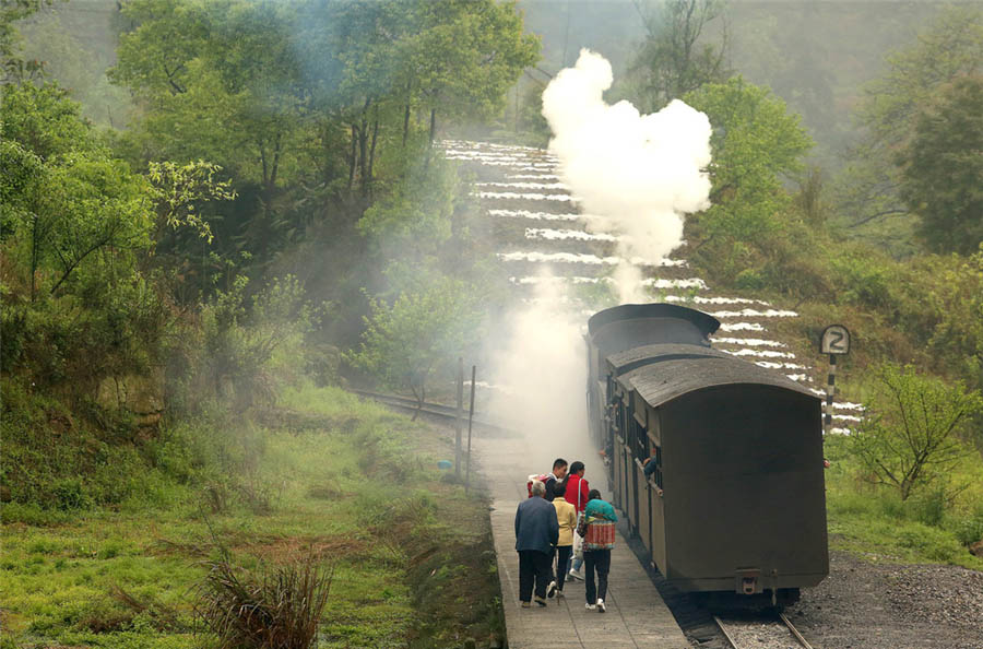 Residentes locales y agricultores suben al tren del vapor con destino a Jiayang, una pequeña ciudad montañosa en la provincia de Sichuan, el 8 de abril de 2016. 