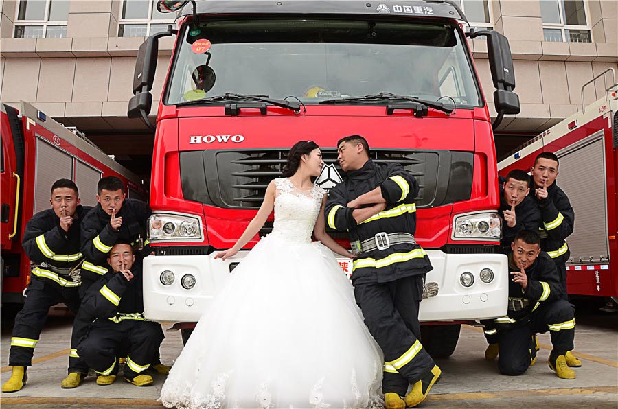 Celebran una boda inolvidable en una estación de bomberos de Xi´an