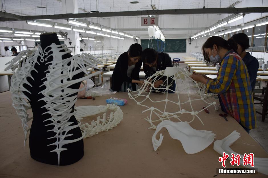 Universitarios diseñan ropa con impresión 3D para el desfile T-stage Show