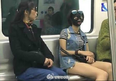 Una mujer “enmascarada” viaja en el metro de Ningbo
