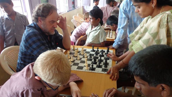 Una ONG española enseña a jugar al ajedrez a refugiados sirios