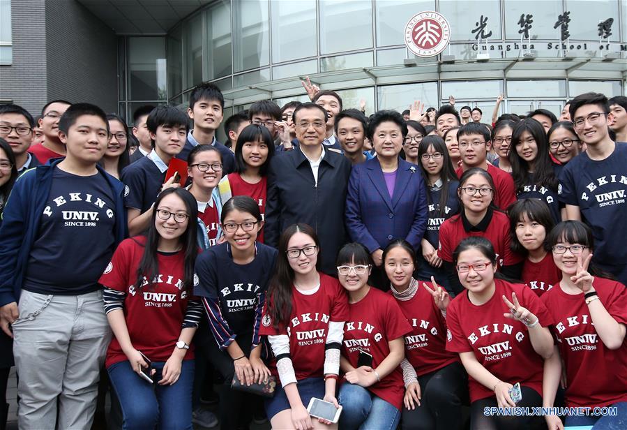 El primer ministro de China, Li Keqiang, posa para una fotografía grupal con estudiantes de la Escuela de Administración Guanghua en la Universidad de Pekín, en Beijing, capital de China, el 15 de abril de 2016. Li Keqiang visitó el viernes las Tsinghua y Pekín, dos universidades de prestigio de Beijing, para inspeccionar sobre el desarrollo de la reforma educativa y la implementación de la estrategia de desarrollo impulsada por la innovación. (Xinhua/Pang Xinglei)