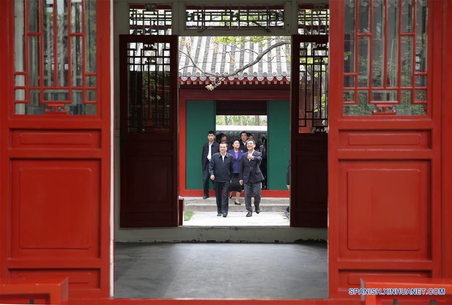 Li Keqiang visitó el viernes las Tsinghua y Pekín, dos universidades de prestigio de Beijing, para inspeccionar sobre el desarrollo de la reforma educativa y la implementación de la estrategia de desarrollo impulsada por la innovación. (Xinhua/Pang Xinglei)