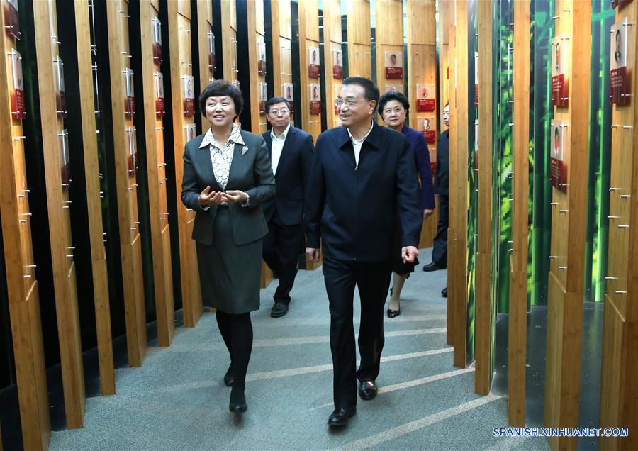 Li Keqiang visitó el viernes las Tsinghua y Pekín, dos universidades de prestigio de Beijing, para inspeccionar sobre el desarrollo de la reforma educativa y la implementación de la estrategia de desarrollo impulsada por la innovación. (Xinhua/Pang Xinglei)