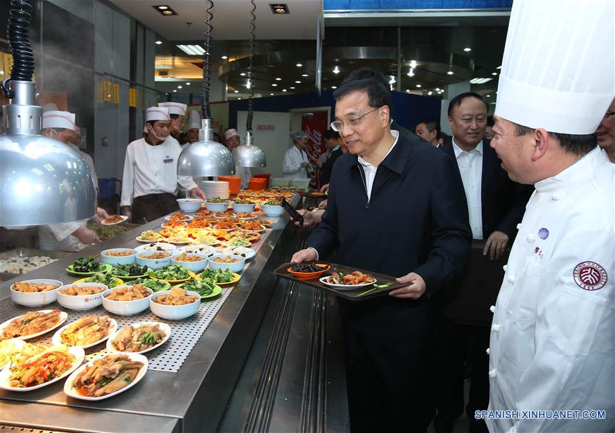 El primer ministro de China, Li Keqiang, toma sus alimentos en un comedor de la Universidad de Pekín, en Beijing, capital de China, el 15 de abril de 2016. Li Keqiang visitó el viernes las Tsinghua y Pekín, dos universidades de prestigio de Beijing, para inspeccionar sobre el desarrollo de la reforma educativa y la implementación de la estrategia de desarrollo impulsada por la innovación. (Xinhua/Pang Xinglei)