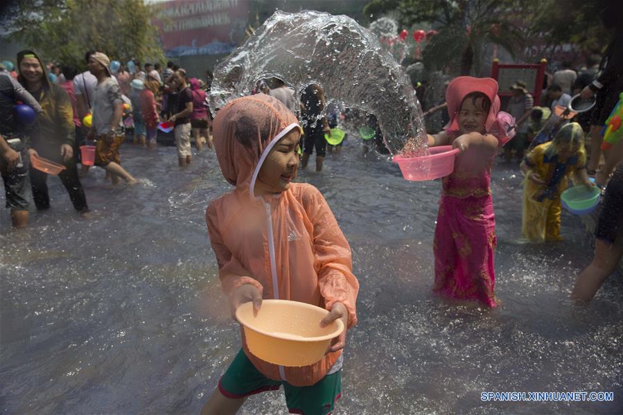 Festival de Aspersión de Agua en Yunnan