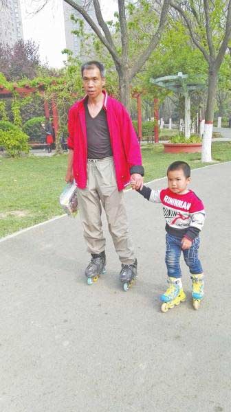 Padre e hijo de cuatro años viajan más de 500 km en patines