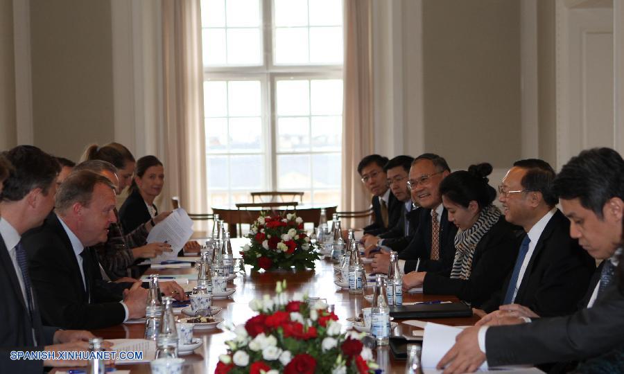 El consejero de Estado de China, Yang Jiechi, se reúne con el primer ministro de Dinamarca Lars Loekke Rasmussen, en Copenhague, Dinamarca, el 17 de abril de 2016. (Xinhua/Shi Shouhe)