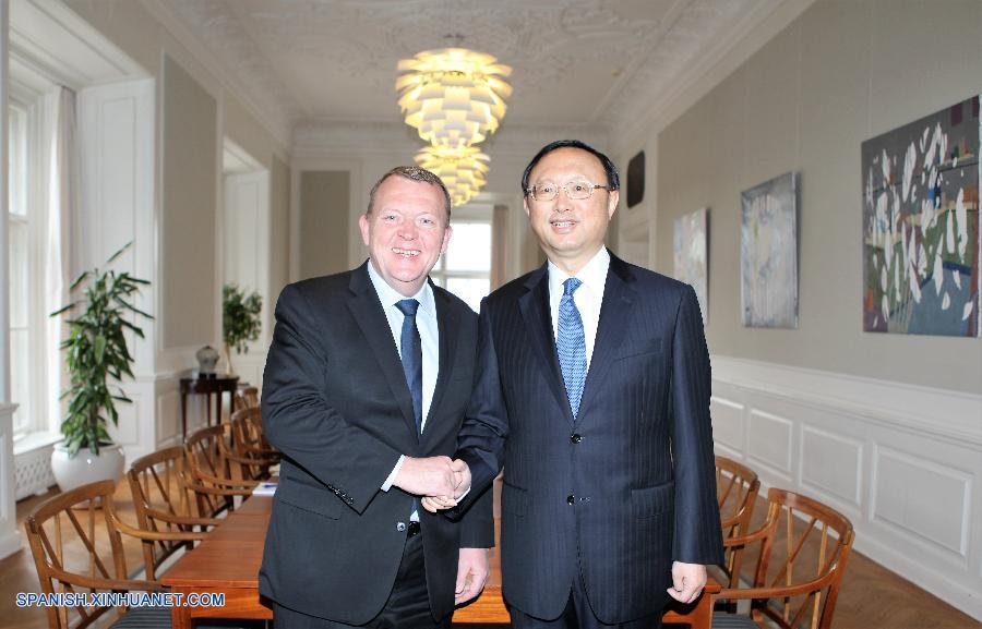 El consejero de Estado de China, Yang Jiechi, se reúne con el primer ministro de Dinamarca Lars Loekke Rasmussen, en Copenhague, Dinamarca, el 17 de abril de 2016. (Xinhua/Shi Shouhe)