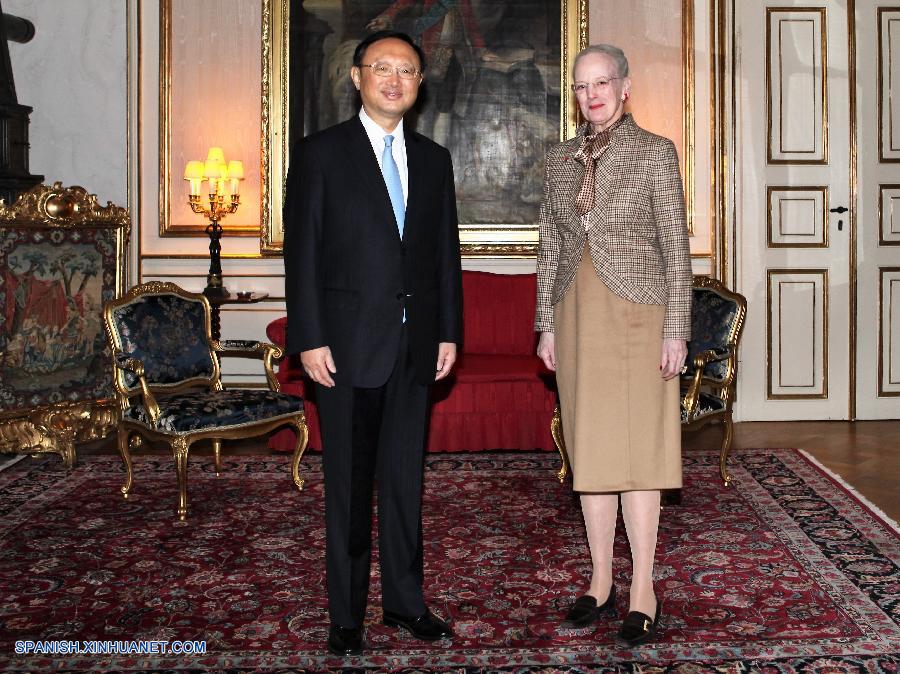 El consejero de Estado de China, Yang Jiechi, se reúne con la reina de Dinamarca, Margarita II, en Copenhague, Dinamarca, el 17 de abril de 2016. (Xinhua/Shi Shouhe)