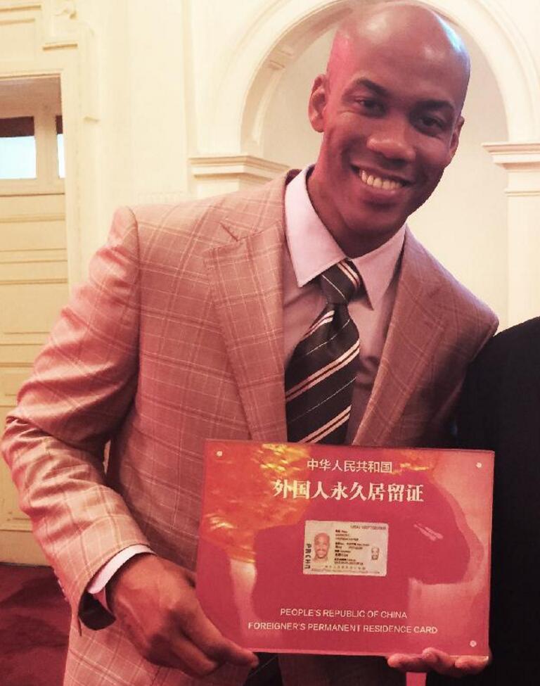 Ex astro de NBA Marbury recibe "tarjeta verde" de China