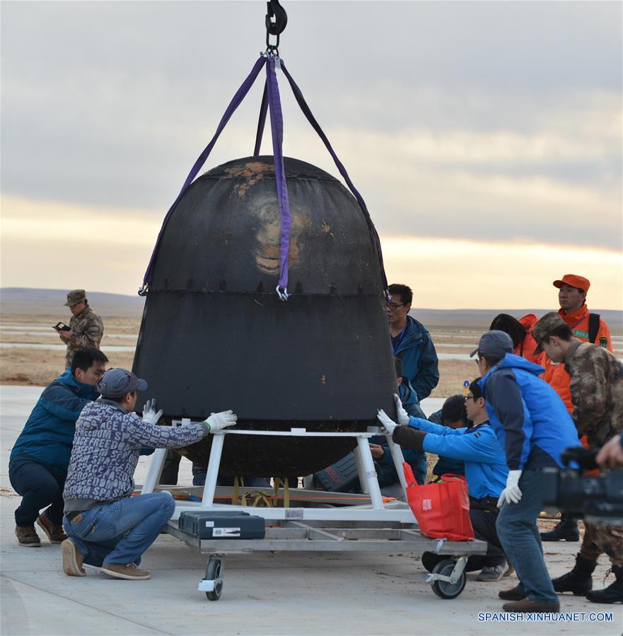 Personal científico trabaja en el área de aterrizaje de la cápsula de reentrada del primer satélite de microgravedad recuperable de China, el SJ-10, en la Bandera Siziwang, en la Región Autónoma de Mongolia Interior, en el norte de China, el 18 de abril de 2016. El satélite regresó de forma segura a la Tierra el lunes, marcando un paso sólido adelante en la investigación y la aplicación de la ciencia espacial. (Xinhua/Wang Quanchao)