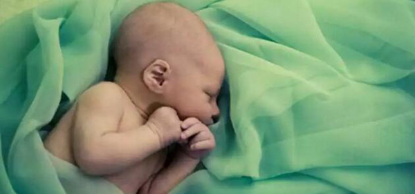 Mujer da a luz en Polonia tras 55 días con muerte cerebral