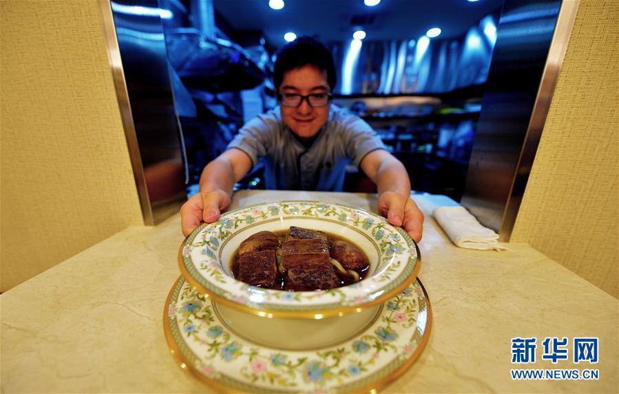 Un plato de fideos que cuestan 2.000 yuanes (308,6 dólares). [Foto/Xinhua]