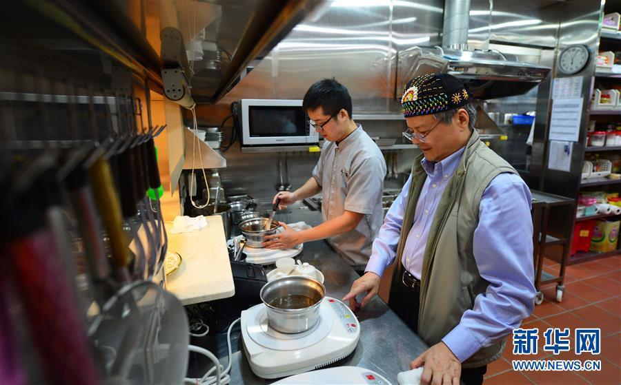 Wang Congyuan y su hijo, Wang Yinqi, muestran cómo se hacen los fideos de carne que cuestan 2.000 yuanes (308,6 dólares). [Foto/Xinhua]