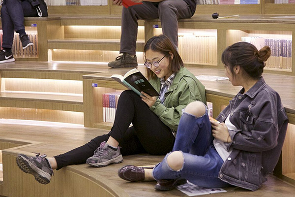 Jóvenes lectores chinos desean el regreso de las librerías